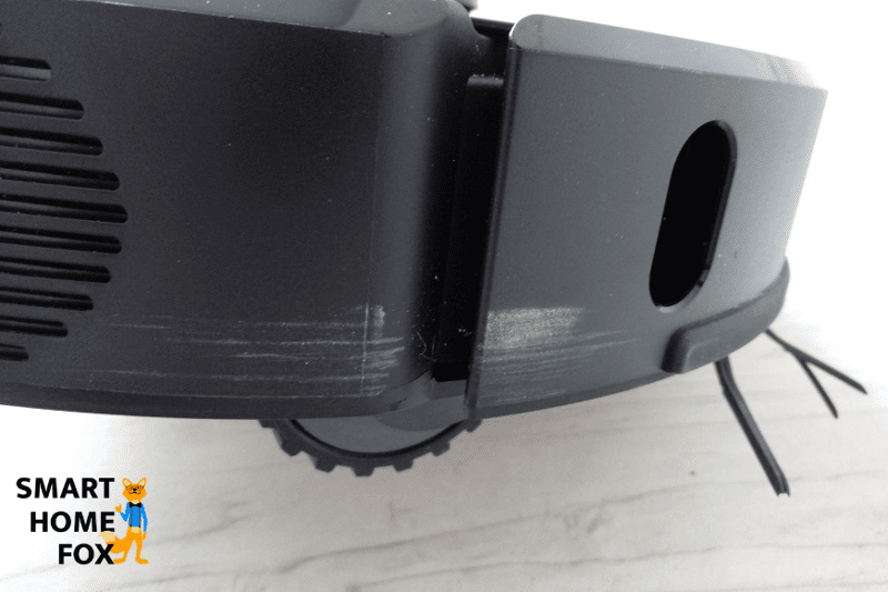 Маленькие царапины и остатки пыли на Roborock S6 MaxV